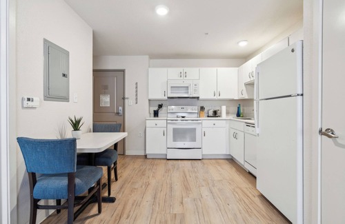 Far North Central Apartment | Simplicity At the Rim 1207 I Spacious 1 Bed 1 Bth