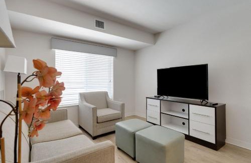 Far North Central Apartment | Simplicity At The Rim 1203 I Spacious 1 Bed 1 Bth