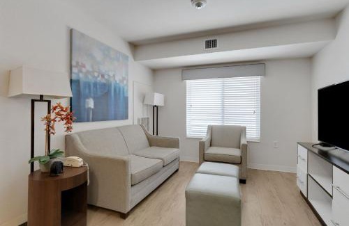 Far North Central Apartment | Simplicity At The Rim 1203 I Spacious 1 Bed 1 Bth