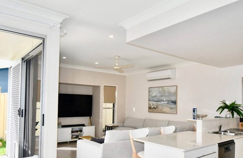 Woodgate House | 'Simplicity' Beach Side Town House 3