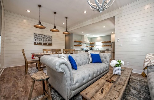 Brazos House | Perfect Getaway: Simplicity House with Spa Near Silos
