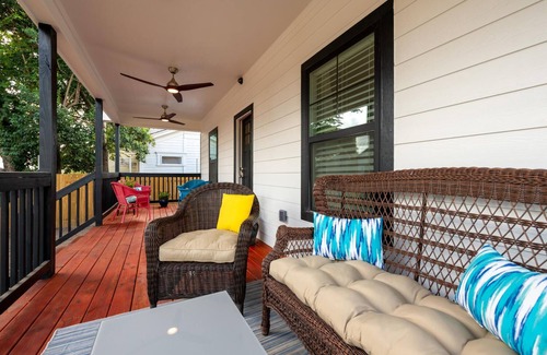 Brazos House | Perfect Getaway: Simplicity House with Spa Near Silos