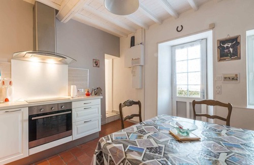 Saint-Laurent-sur-Mer House | Cozy Holiday Home with Ocean View Terrace and Breakfast