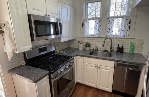 Quincy House | Inviting Cottage with Kitchen & Top Guest Rating of 9.6