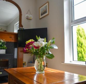 Dungloe House | Charming Adrihidbeg Cottage: Oceanfront & Guest Rated 9.9