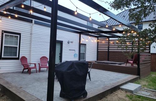 Brazos House | Discover Magnolia: Hot Tub, Steps to Silos & Downtown Waco