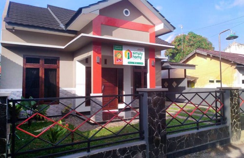 Purbalingga House | Relax at Simply Homy Guest House Purbalingga with Pool
