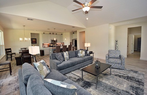 Canyon Lake House | Irresistible Family & Pet Friendly Getaway by the Lake