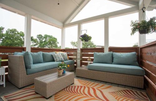 Austin Apartment | Cozy Southern Tiny House Retreat with Hot Tub & Pet Friendly