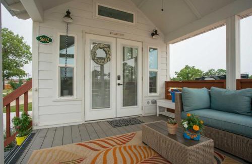 Austin Apartment | Cozy Southern Tiny House Retreat with Hot Tub & Pet Friendly