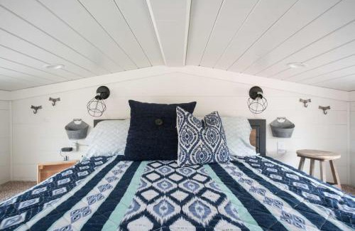 Austin Apartment | Cozy Southern Tiny House Retreat with Hot Tub & Pet Friendly