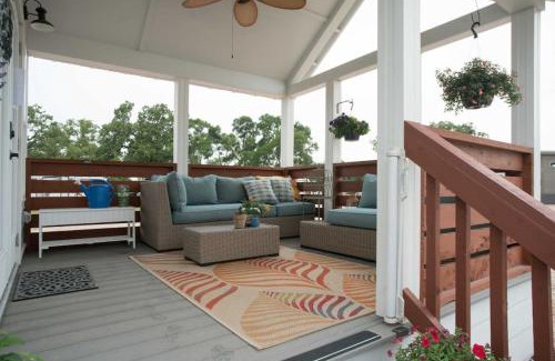Austin Apartment | Cozy Southern Tiny House Retreat with Hot Tub & Pet Friendly