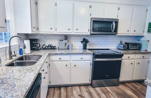 Mount Pleasant House | Bright & Inviting 4BR Retreat Near Downtown Charleston!