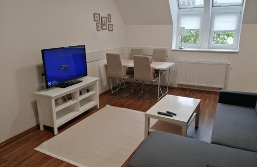 Erdberg Apartment | Discover Simtown Suite Apartments: Child-Friendly Retreat