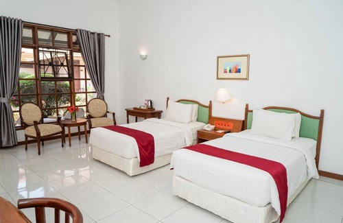 Berastagi Hotel | Relax at Sinabung Hills Berastagi with Pool & Dining Options