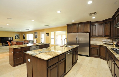 Paradise House | Sinatra-Themed Las Vegas House 6 bedroom with Pool & Game Room