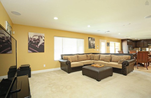 Paradise House | Sinatra-Themed Las Vegas House 6 bedroom with Pool & Game Room