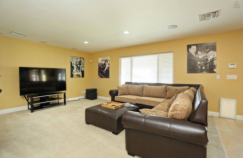 Paradise House | Sinatra-Themed Las Vegas House 6 bedroom with Pool & Game Room