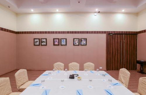Bardhaman Hotel | Discover Sinclairs Burdwan: Poolside Fun & Family-Friendly Stays
