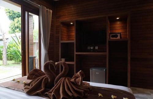 Sampalan Resort | Beautiful Singabu Bungalows: Oceanfront with Pool & Dining