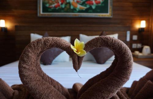 Sampalan Resort | Beautiful Singabu Bungalows: Oceanfront with Pool & Dining