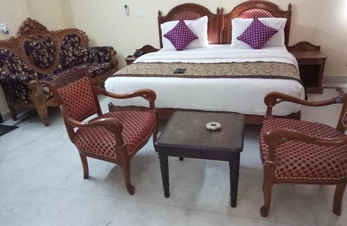 DLF Phase 3 Hotel | Singh Suites: Comfortable Stay with Hot Tub & Breakfast