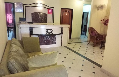 DLF Phase 3 Hotel | Singh Suites: Comfortable Stay with Hot Tub & Breakfast