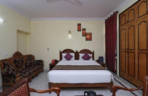 DLF Phase 3 Hotel | Singh Suites: Comfortable Stay with Hot Tub & Breakfast