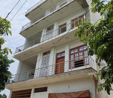 Mohanlalganj House | Budget-Friendly Escape at Singhasan Homestay for Families