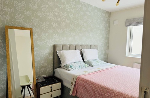 Kilcoole House | Cozy Single Bed Retreat with Breakfast & Child-Friendly Space