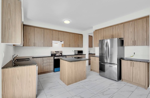 Cobourg House | Single Detached Home $500 for 12 Guests 3 Parkings