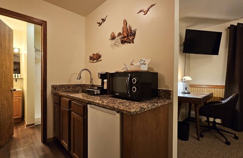 Laurium Apartment | Elite Executive Suite with Kitchen - Perfect for Your Stay