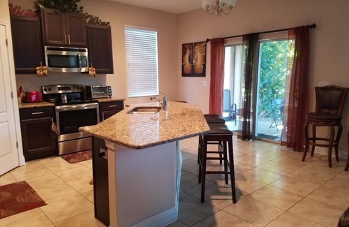 Carver City - Lincoln Gardens House | Ideal Family Home Near Beaches, Malls & Downtown Fun