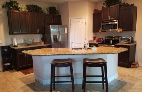 Carver City - Lincoln Gardens House | Ideal Family Home Near Beaches, Malls & Downtown Fun