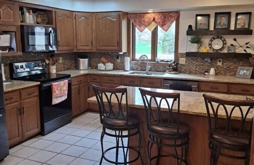 Larsen House | Family-Friendly House with Pool and Park Nearby