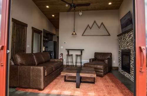 Canon City Cabin | Cozy Single King Cabin at Royal Gorge Cabins - 10/10 Rated