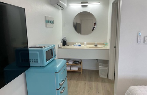 Lake City Apartment | Single King Room (Upper Level)