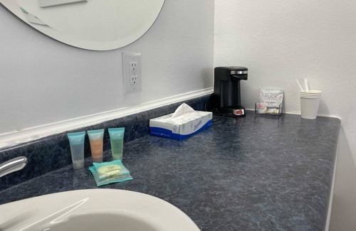 Lake City Apartment | Single King Room (Upper Level)