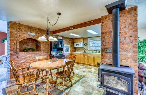 Cascade Cottage | Cozy Cottage with Fireplace & Beach Access - Rated 9.4/10