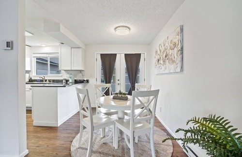 Maple Grove - Franklin Apartment | Prime Location Single Level Homestay with Family Amenities