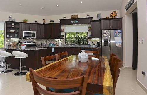 Coco House | Oceanview Retreat: 3 King Bedrooms & Private Pool