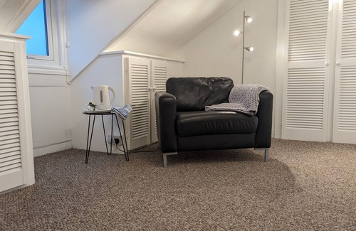Dover House | Cozy Single Loft Room for a Relaxing Getaway