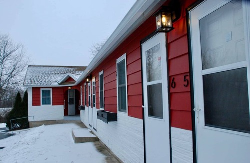 Mount Horeb Hotel | Charming Stay at The Little Village: Queen Room 109