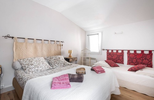 Merindol-les-Oliviers House | Cozy Single Room at Le Ventoux with Countryside Views