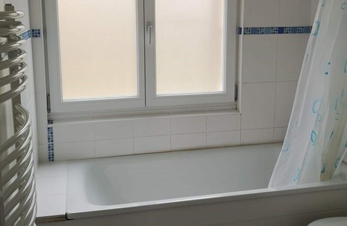 Le Paquier Apartment | Cozy Single Room in Gruyeres with Breakfast & Kitchen Access