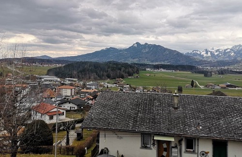 Le Paquier Apartment | Cozy Single Room in Gruyeres with Breakfast & Kitchen Access