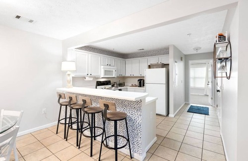Auburn Apartment | Modern Remodeled Single Room #3 with Kitchen & Family Perks