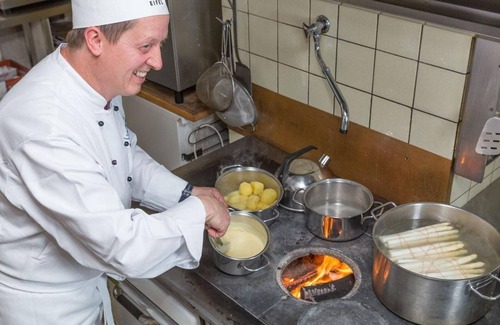 Schalkenmehren Apartment | Cozy Single Room "Buchfink" with Spa & Breakfast at Hotel Schneider