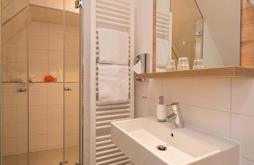 Rachtig House | Cozy Single Room with Ocean Views at Hotel Deutschherrenhof