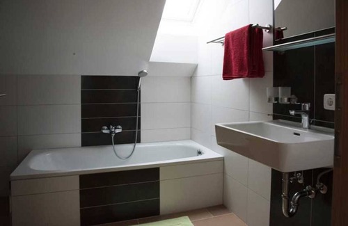 Sankt Ulrich im Muhlkreis Apartment | Cozy Single Room at Langs Wirtshaus with Pet-Friendly Perks